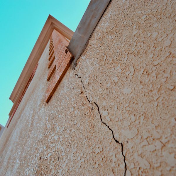 Detalhe de fissura fina em parede de gesso