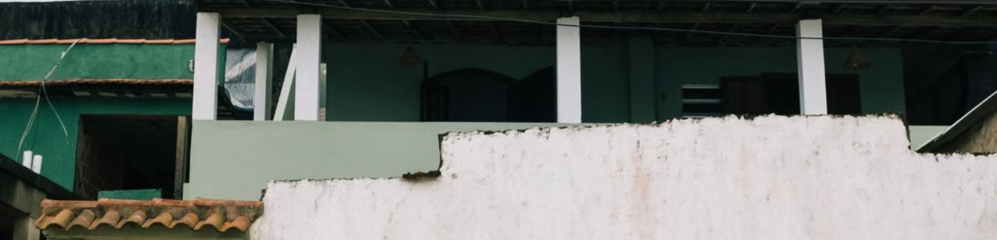 Casa litorânea com fachada desgastada pela maresia na costa do Rio de Janeiro